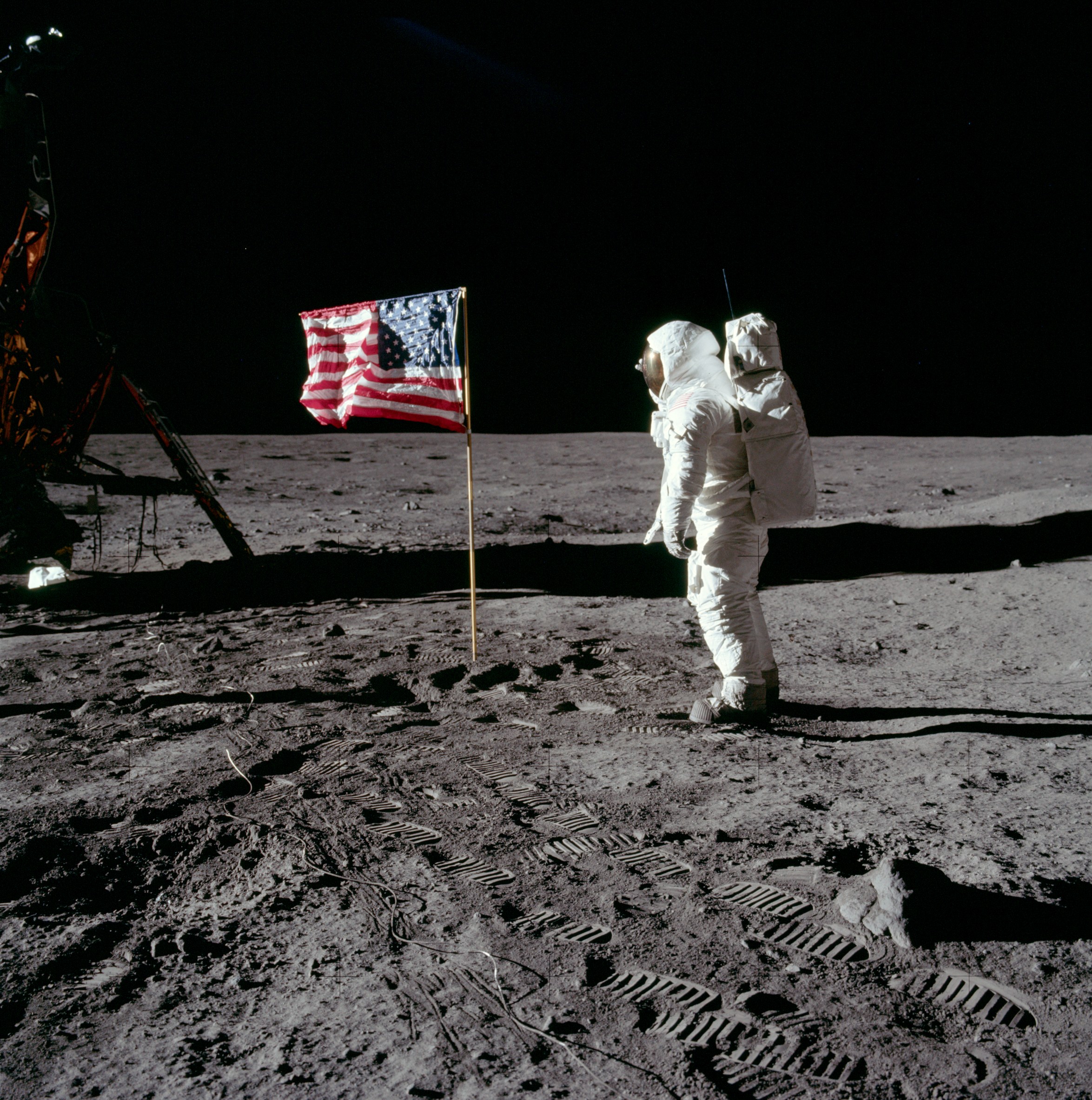 US-flag-on-the-moon